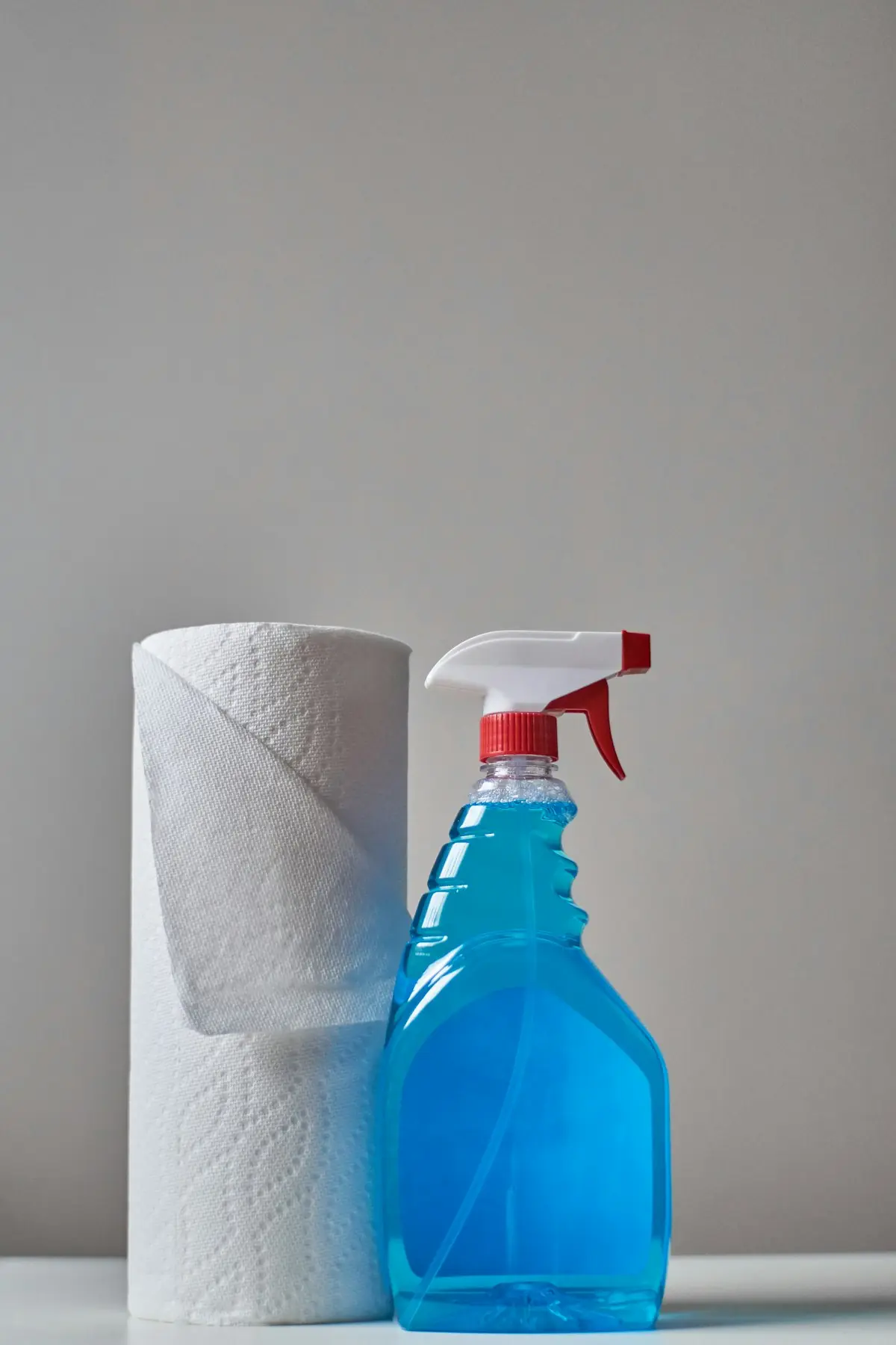 Botellas de productos de limpieza sin marca sobre papel kraft