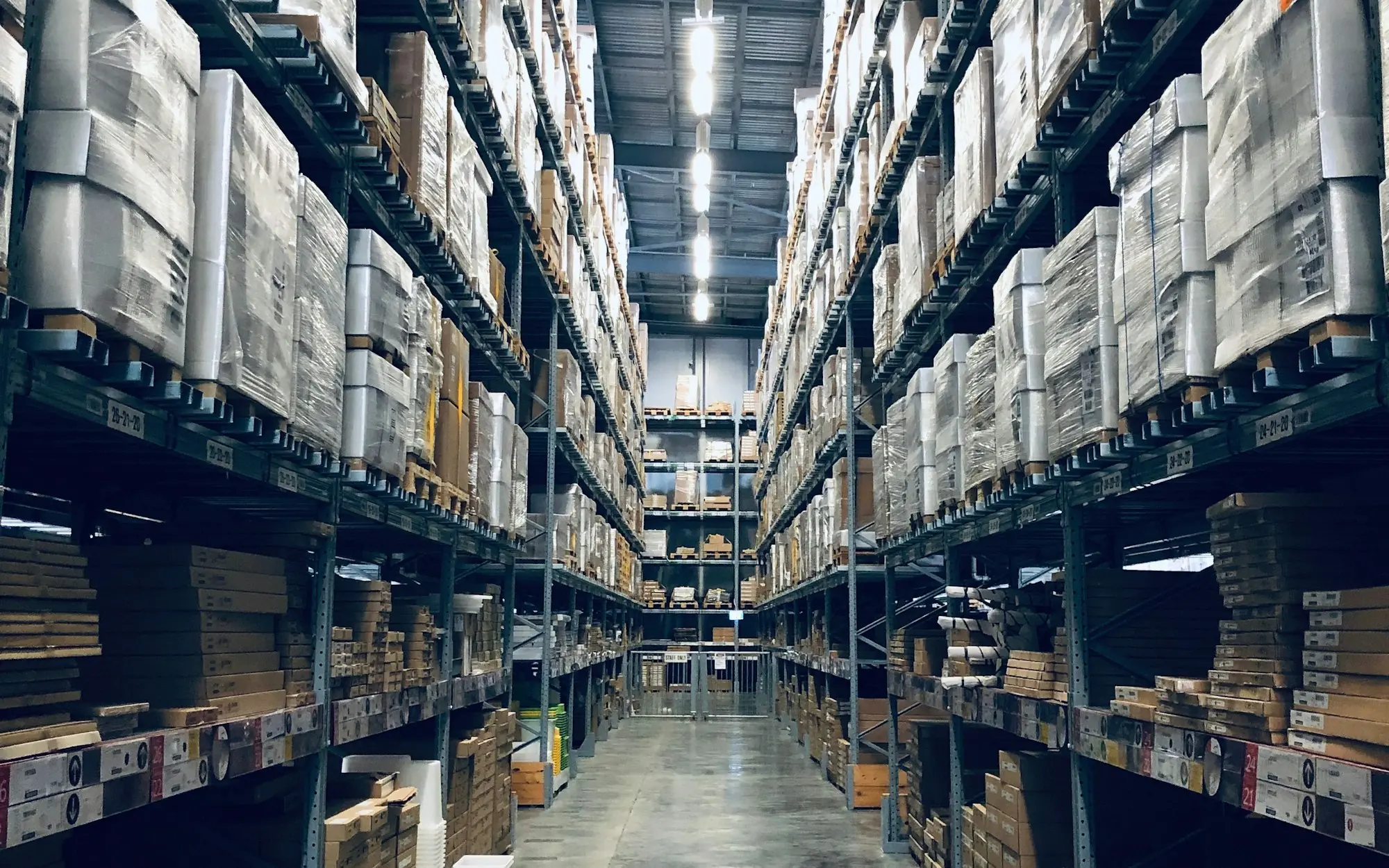 Almacén con producto en tarima