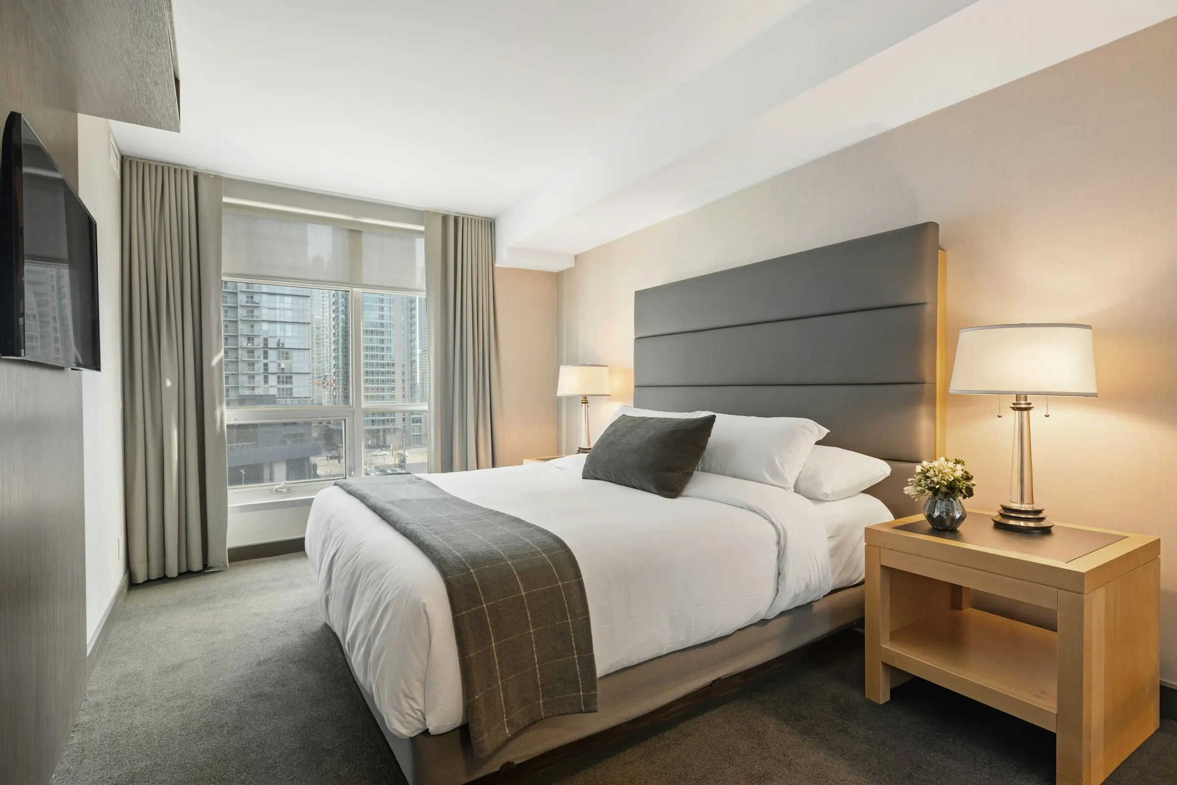 Habitación de hotel con amenidades sobre la cama